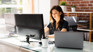 business woman using cloud communications communications en nuage