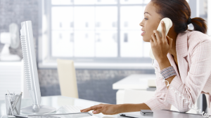 Businesswoman using a business phone system système téléphonique d’affaires